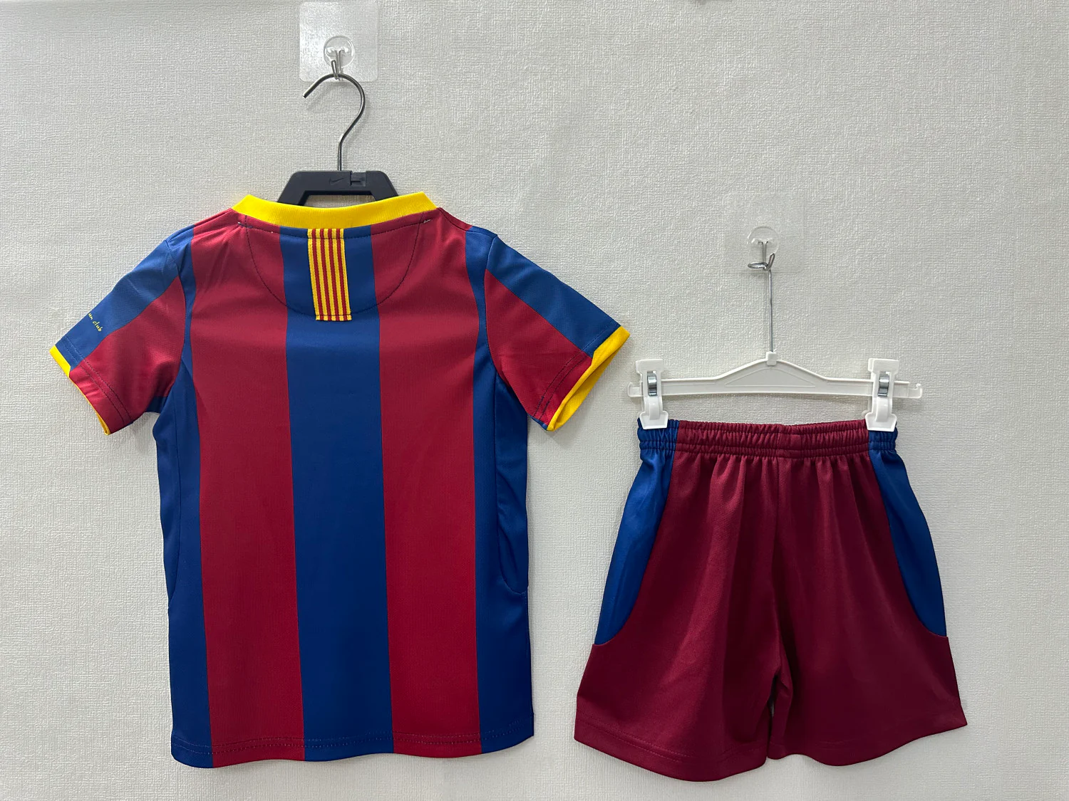 Barcelona Home Retro Kids Jersey 2010/11 - Image 2