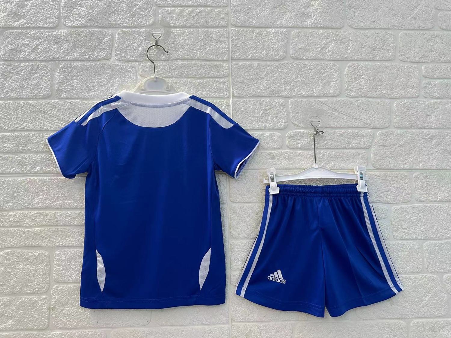 Chelsea Home Retro Kids Suit 2011/12 - Image 2