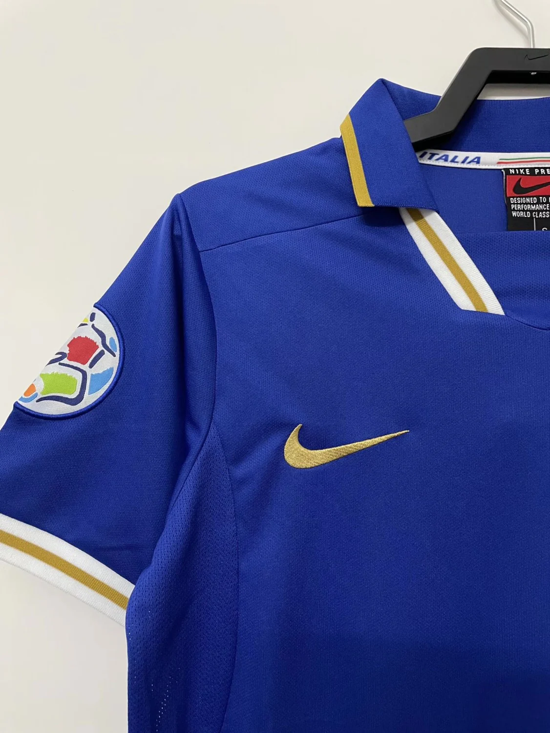 Italy Retro Home Jersey 1996 - Image 5