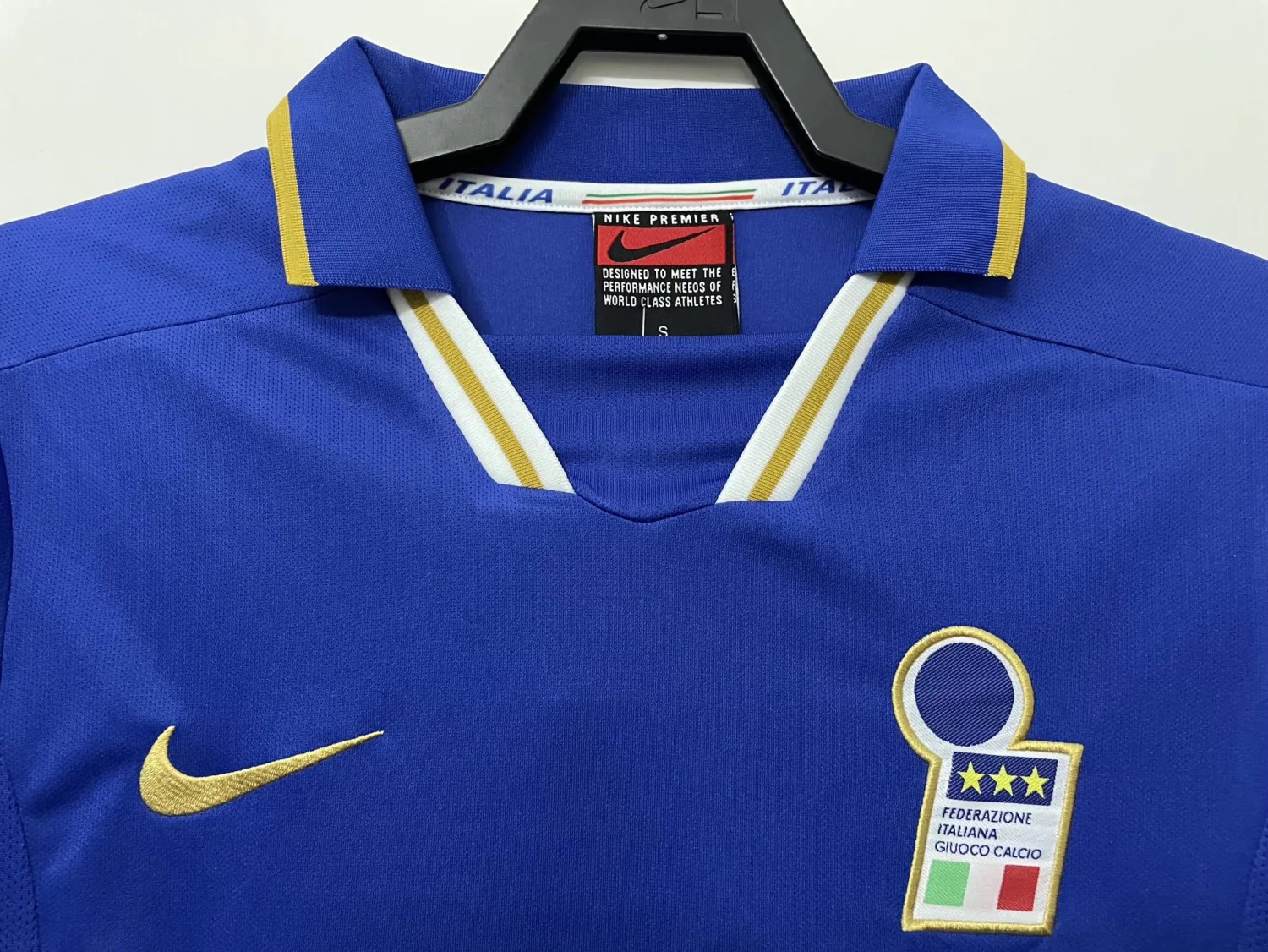 Italy Retro Home Jersey 1996 - Image 6
