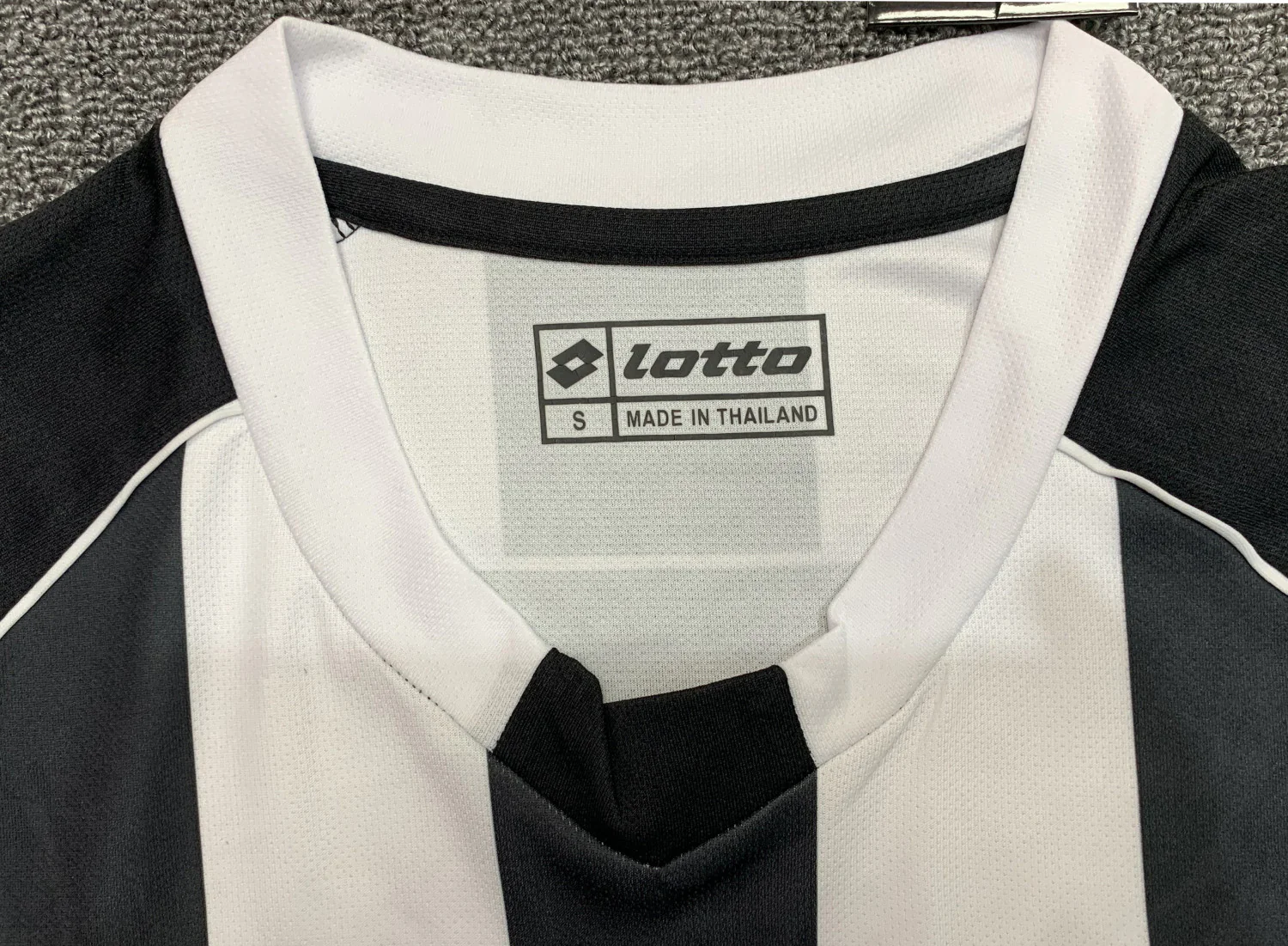 Juventus Home Retro Jersey 2002/03 - Image 3