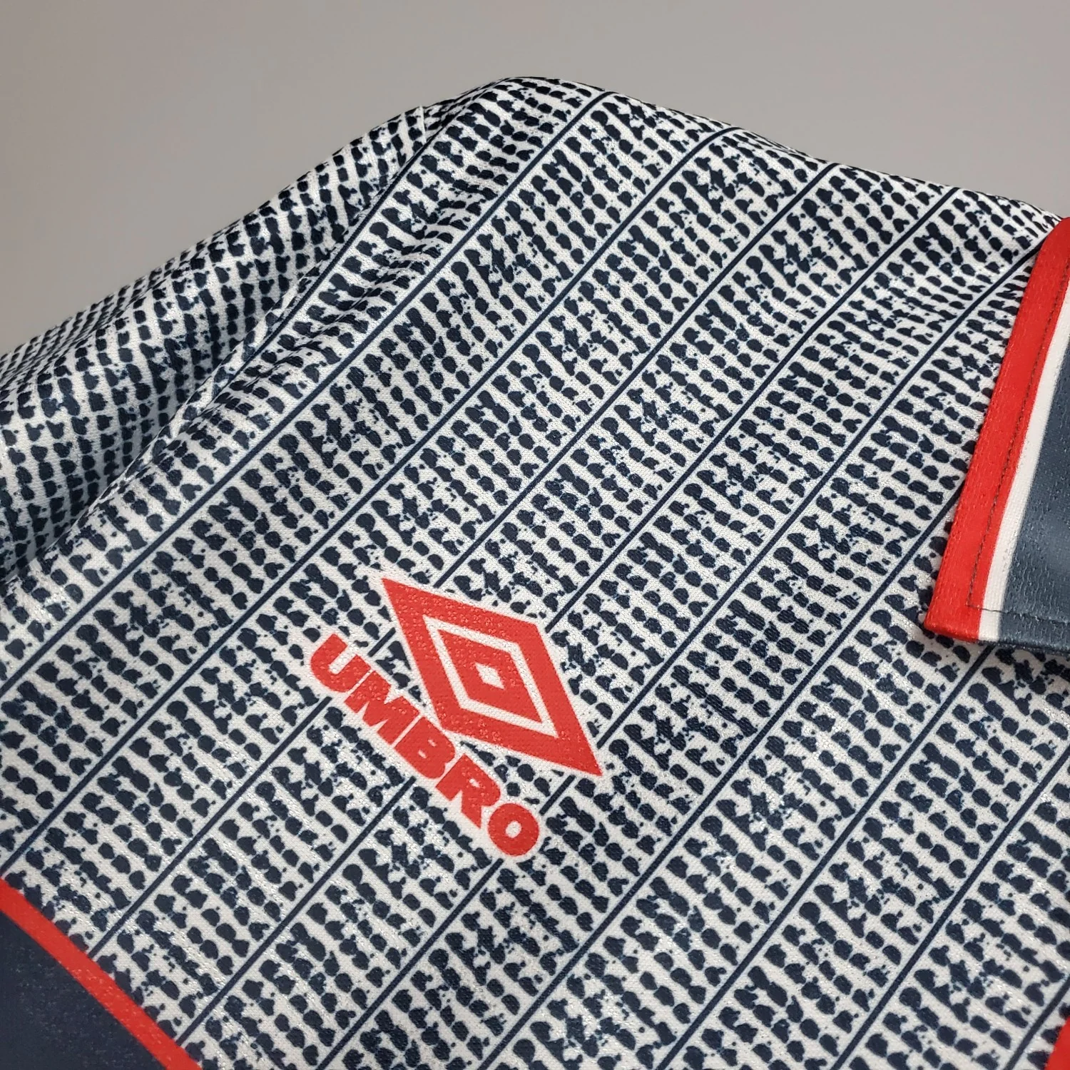 Manchester United Away Retro Jersey 1995/96 - Image 6