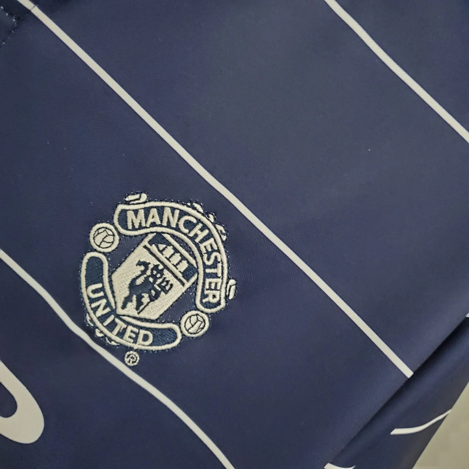 Manchester United Away Retro Jersey 1999/00 - Image 3