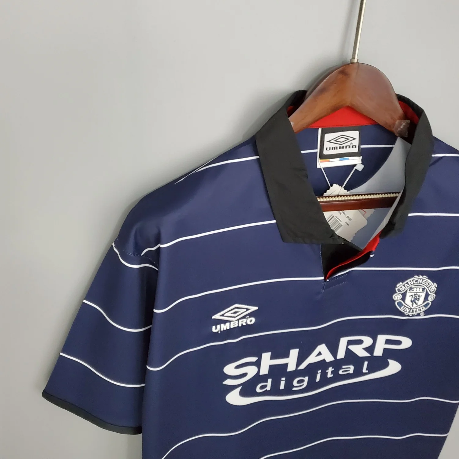 Manchester United Away Retro Jersey 1999/00 - Image 5