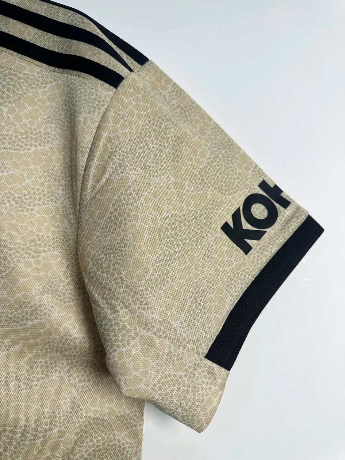 Manchester United Away Retro Jersey 2019/20 - Image 4