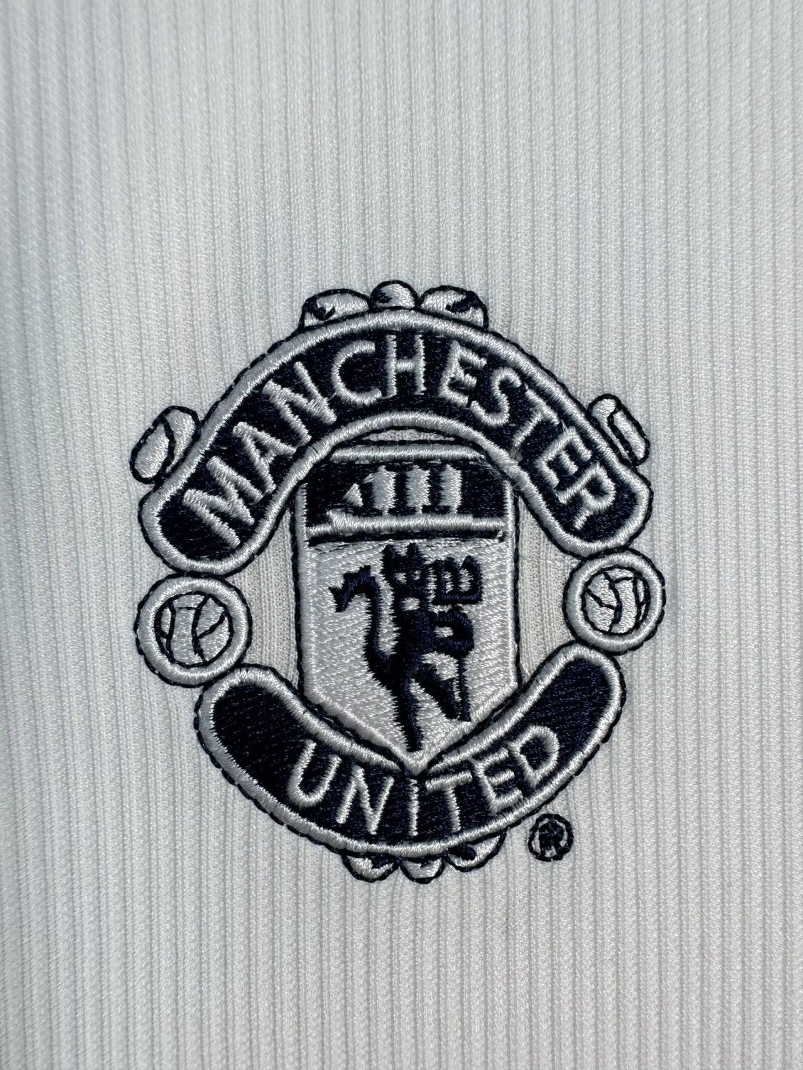 Manchester United Away Retro Long Sleeve Jersey 2000/01 - Image 7