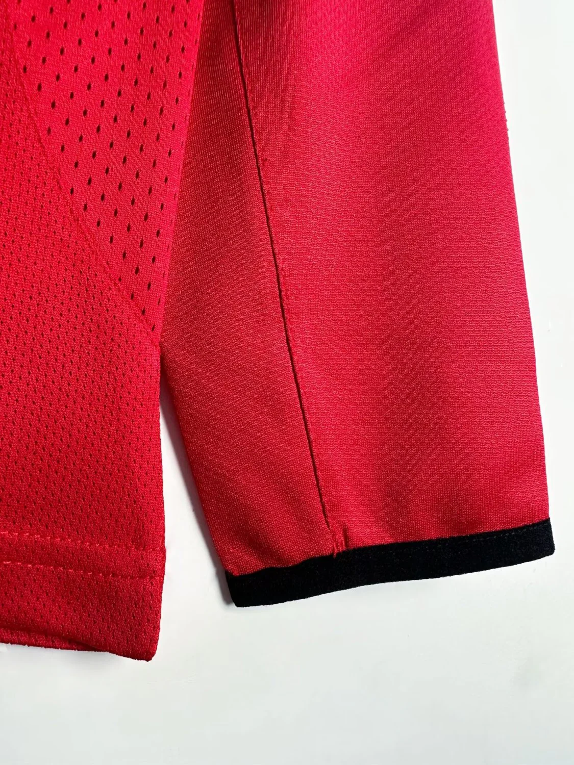 Manchester United Home Retro Jersey 2005/06 - Image 7