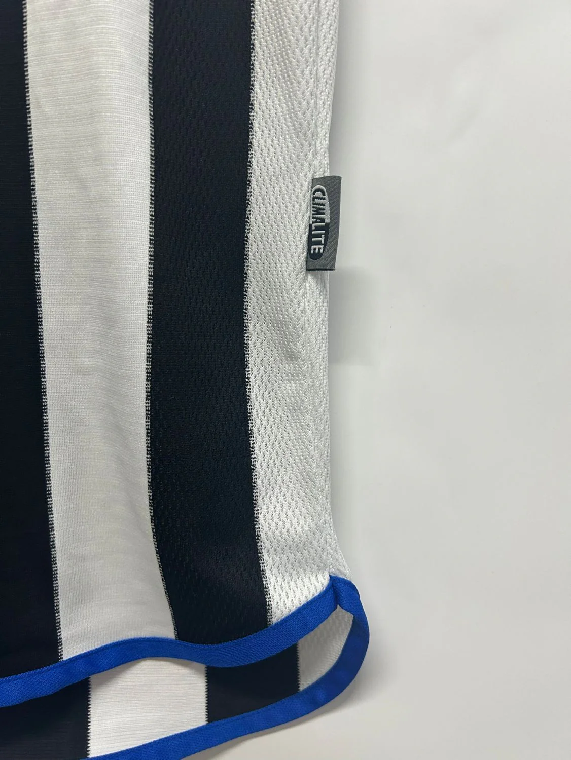 Newcastle United Home Retro Jersey 2000/01 - Image 5