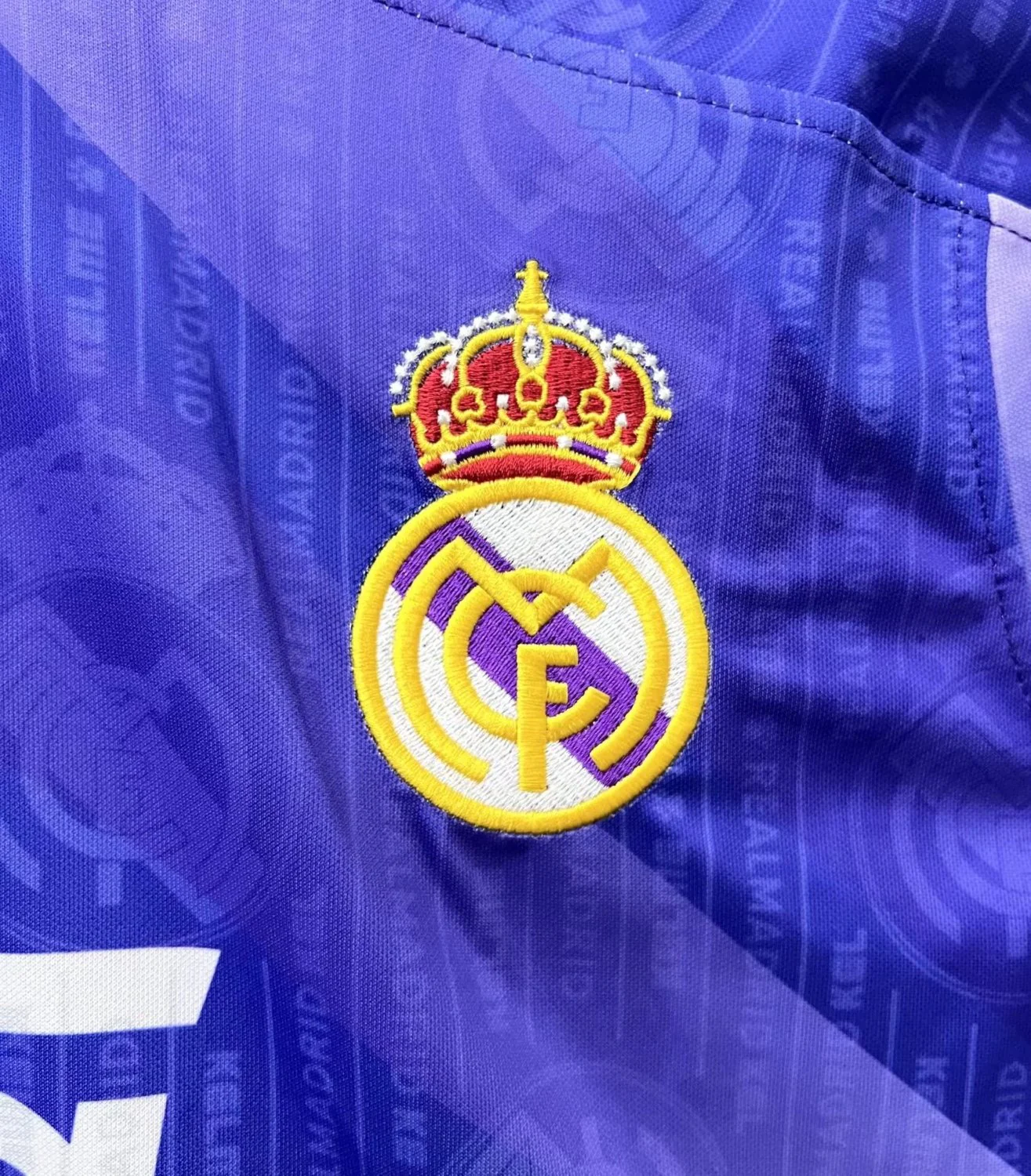 Real Madrid Away Retro Jersey 1996/97 - Image 6