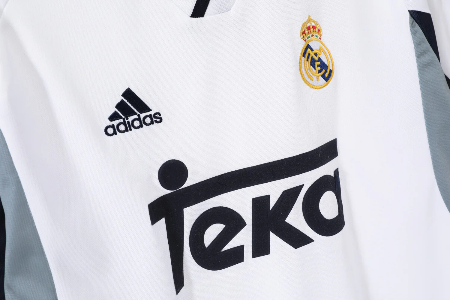 Real Madrid Home Retro Jersey 2000/01 - Image 10