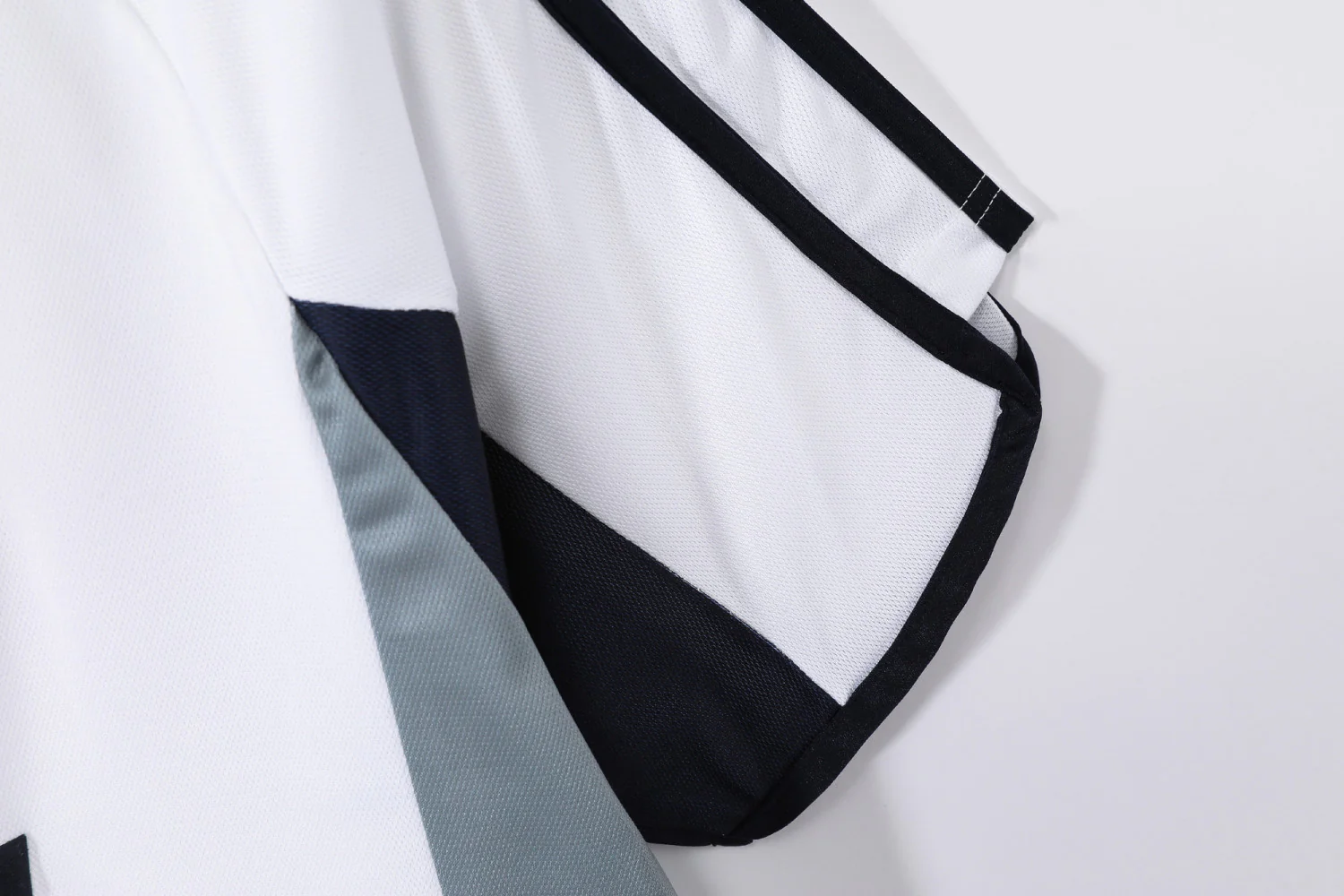 Real Madrid Home Retro Jersey 2000/01 - Image 9