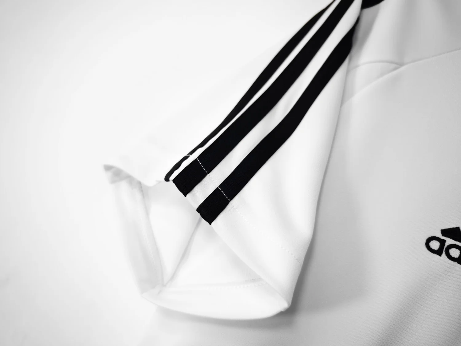 Real Madrid Home Retro Jersey 2003/04 - Image 7