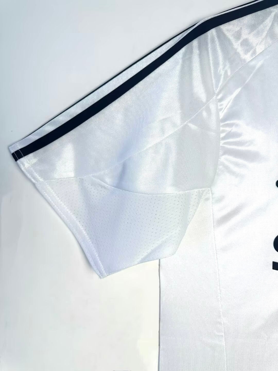 Real Madrid Home Retro Jersey 2004/05 - Image 4