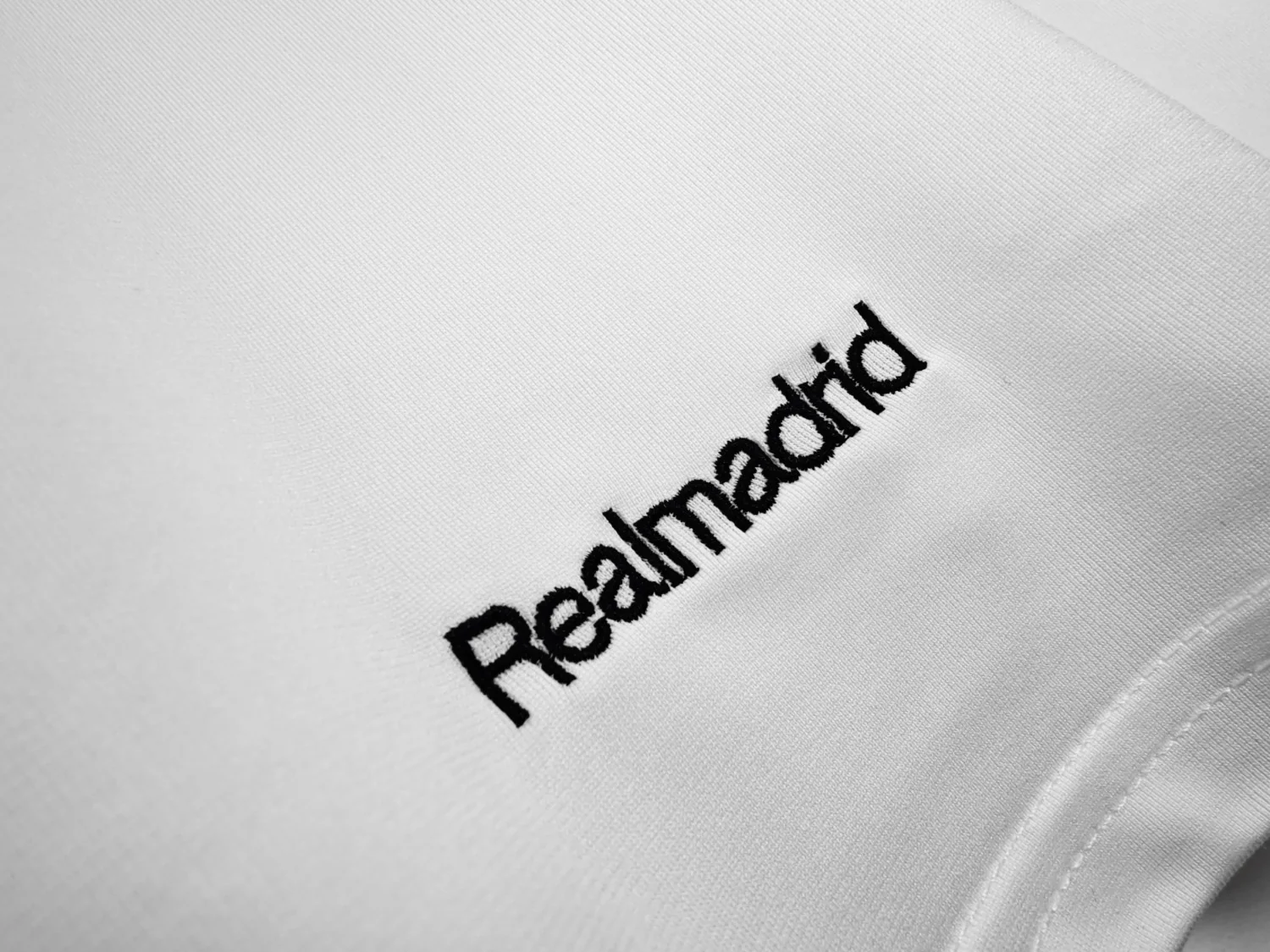 Real Madrid Home Retro Jersey 2005/06 - Image 10