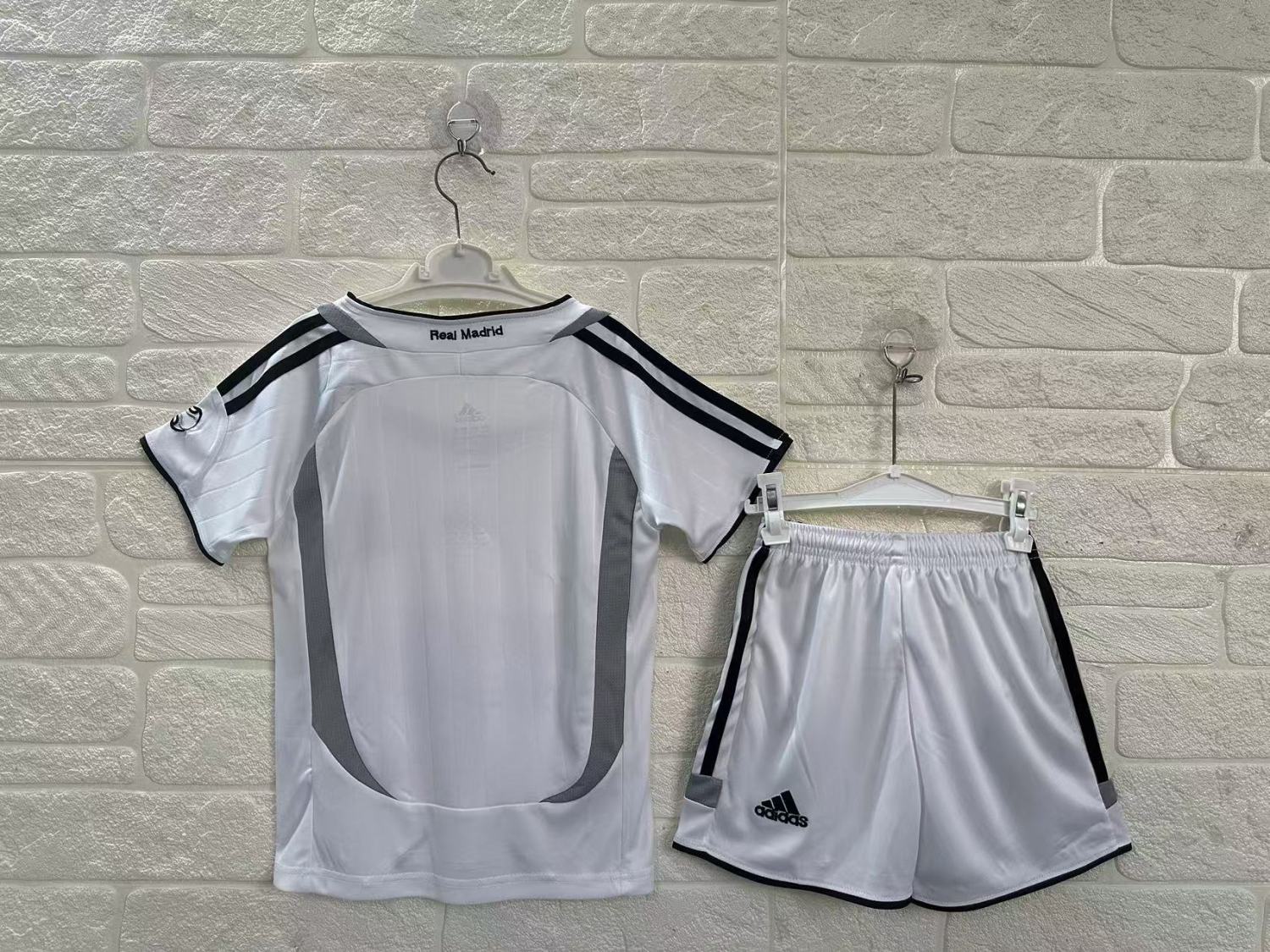 Real Madrid Home Retro Kids Suit 2006/07 - Image 2