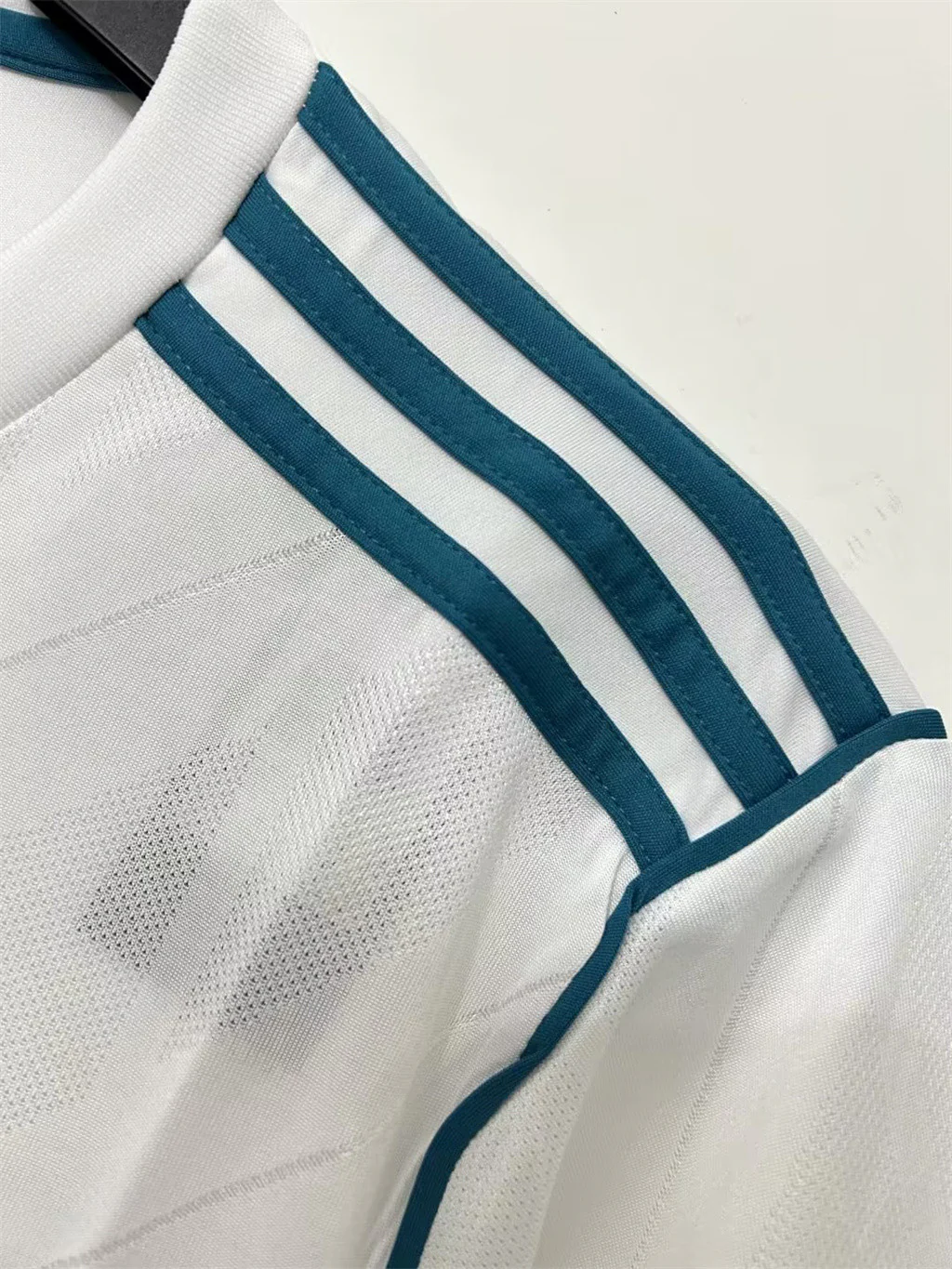 Real Madrid Home Retro Long Sleeves Jersey 17/18 - Image 4