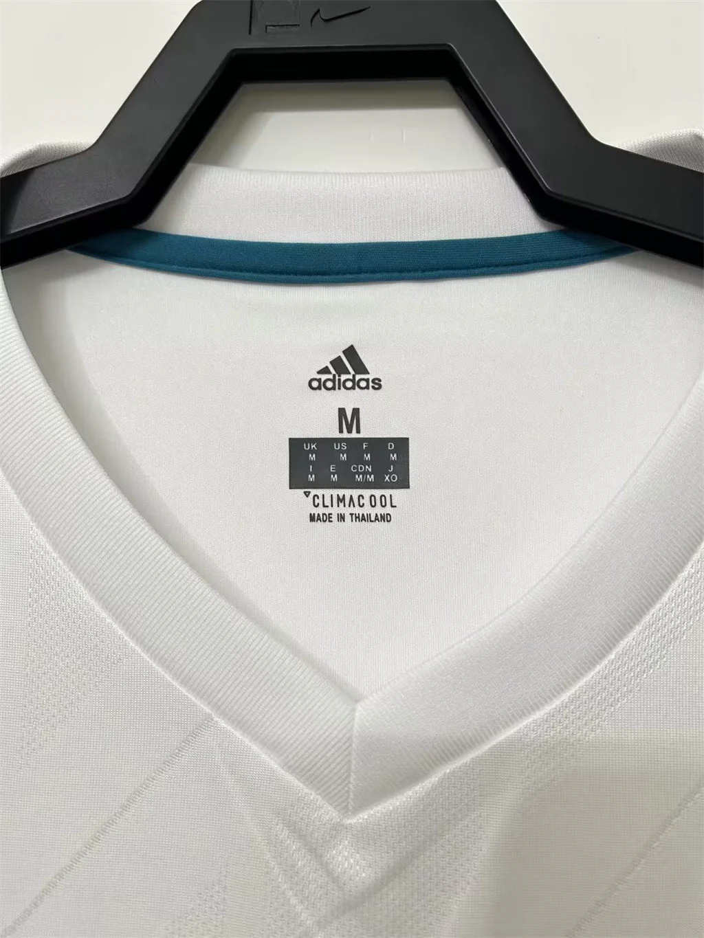 Real Madrid Home Retro Long Sleeves Jersey 17/18 - Image 8