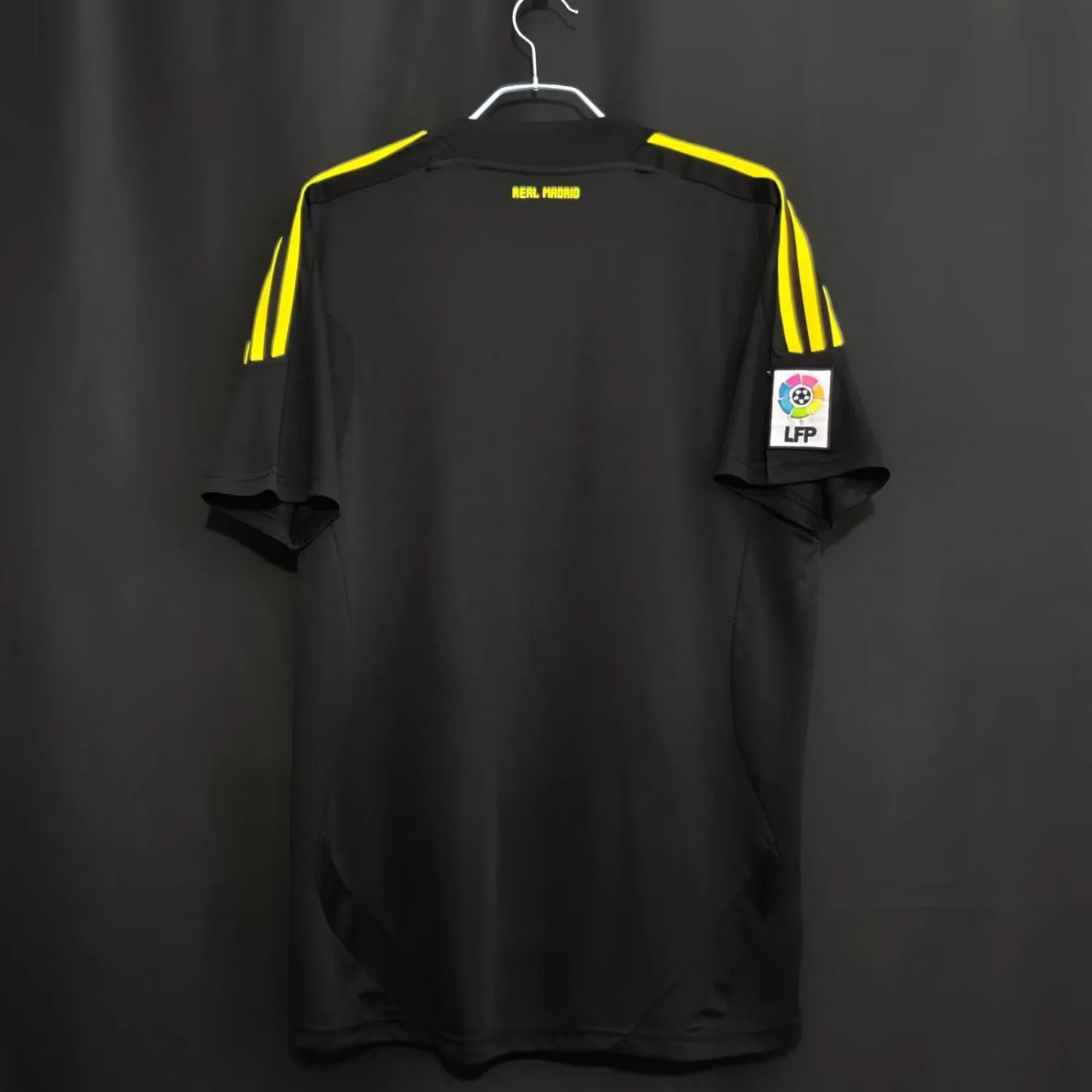 Real Madrid Retro Black Goalkeeper Jersey 2011/12 - Image 10