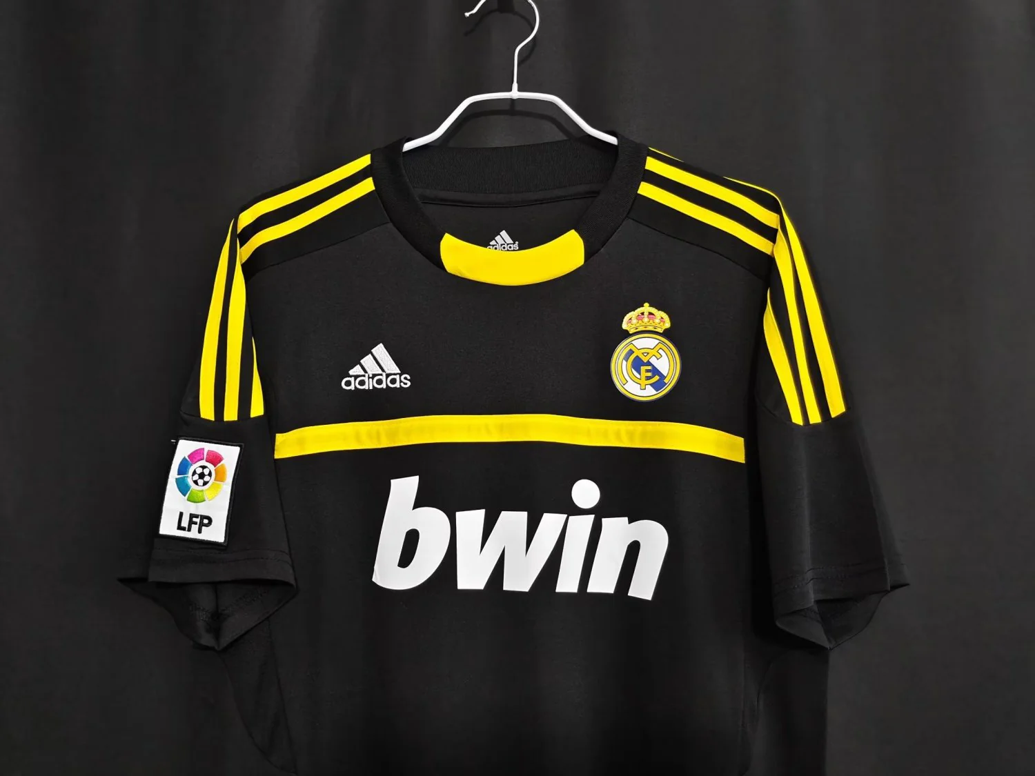 Real Madrid Retro Black Goalkeeper Jersey 2011/12 - Image 2