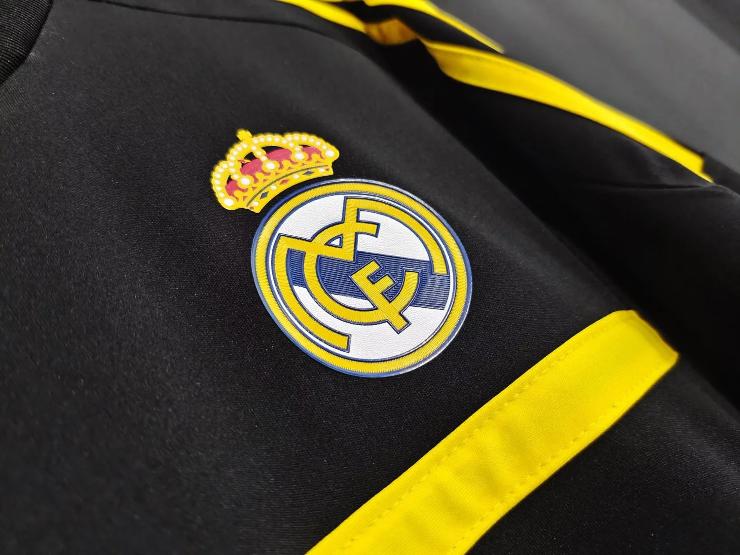 Real Madrid Retro Black Goalkeeper Jersey 2011/12 - Image 4