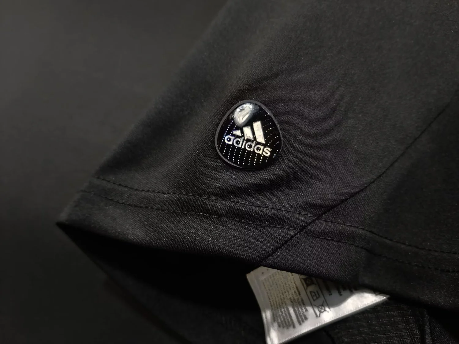 Real Madrid Retro Black Goalkeeper Jersey 2011/12 - Image 7