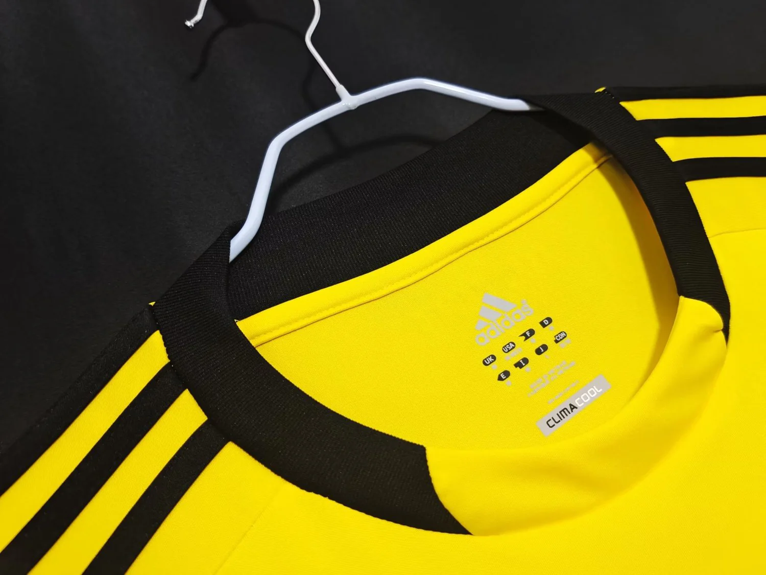 Real Madrid Retro Yellow Goalkeeper Jersey 2011/12 - Image 10