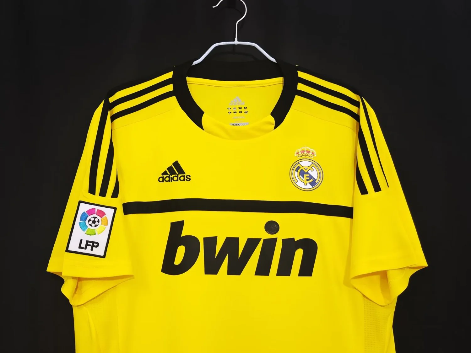 Real Madrid Retro Yellow Goalkeeper Jersey 2011/12 - Image 2
