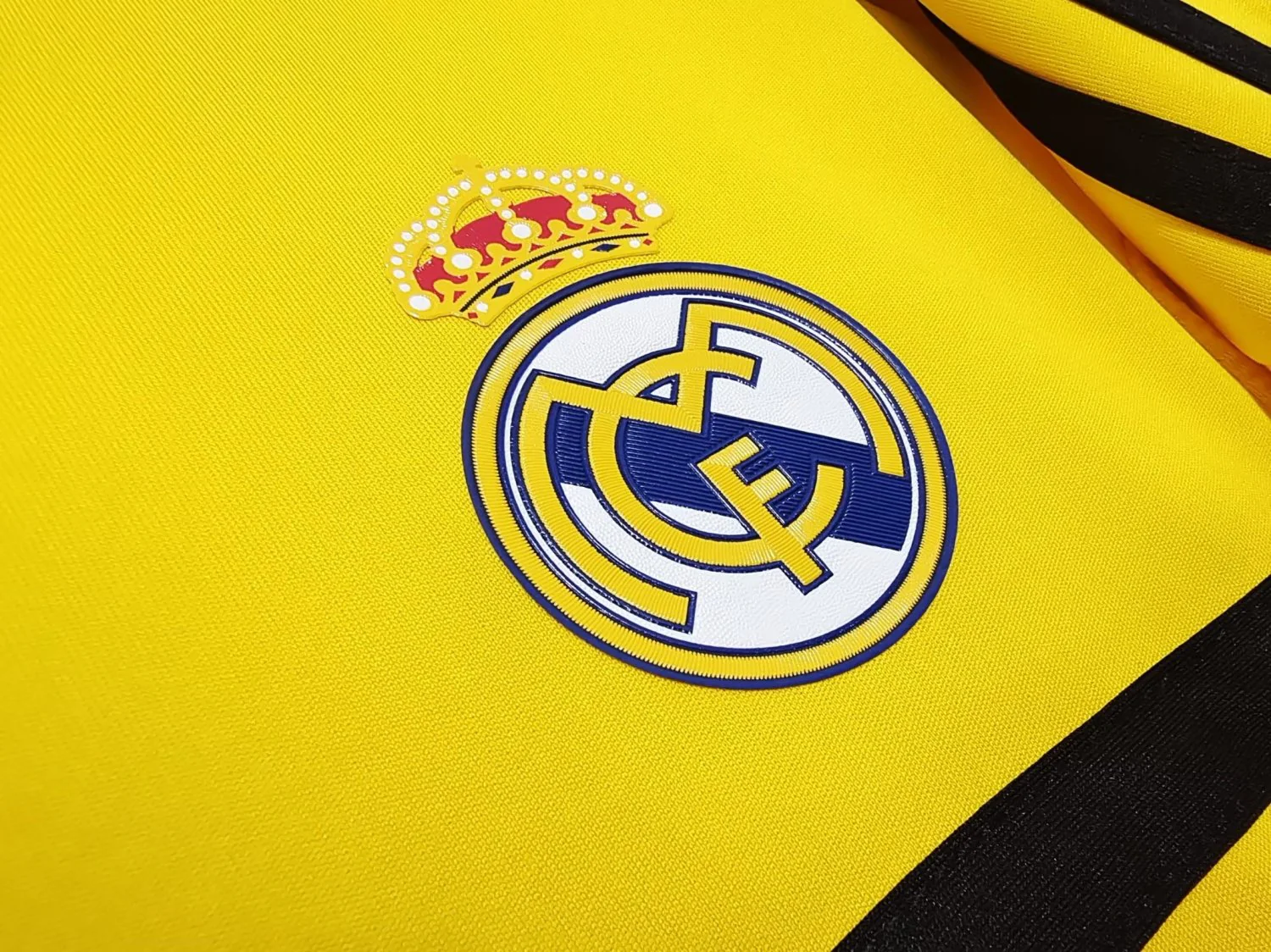 Real Madrid Retro Yellow Goalkeeper Jersey 2011/12 - Image 3