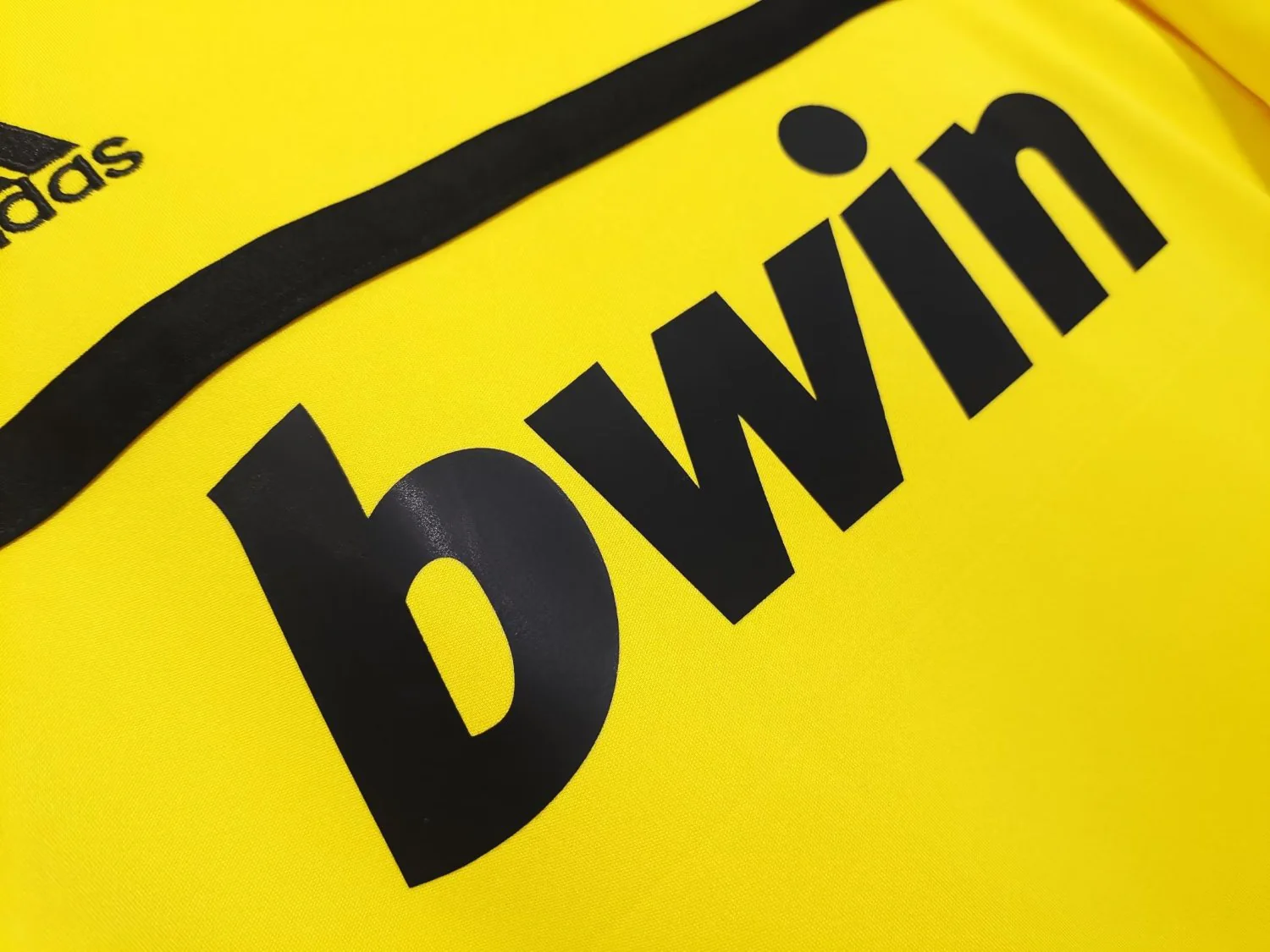 Real Madrid Retro Yellow Goalkeeper Jersey 2011/12 - Image 4