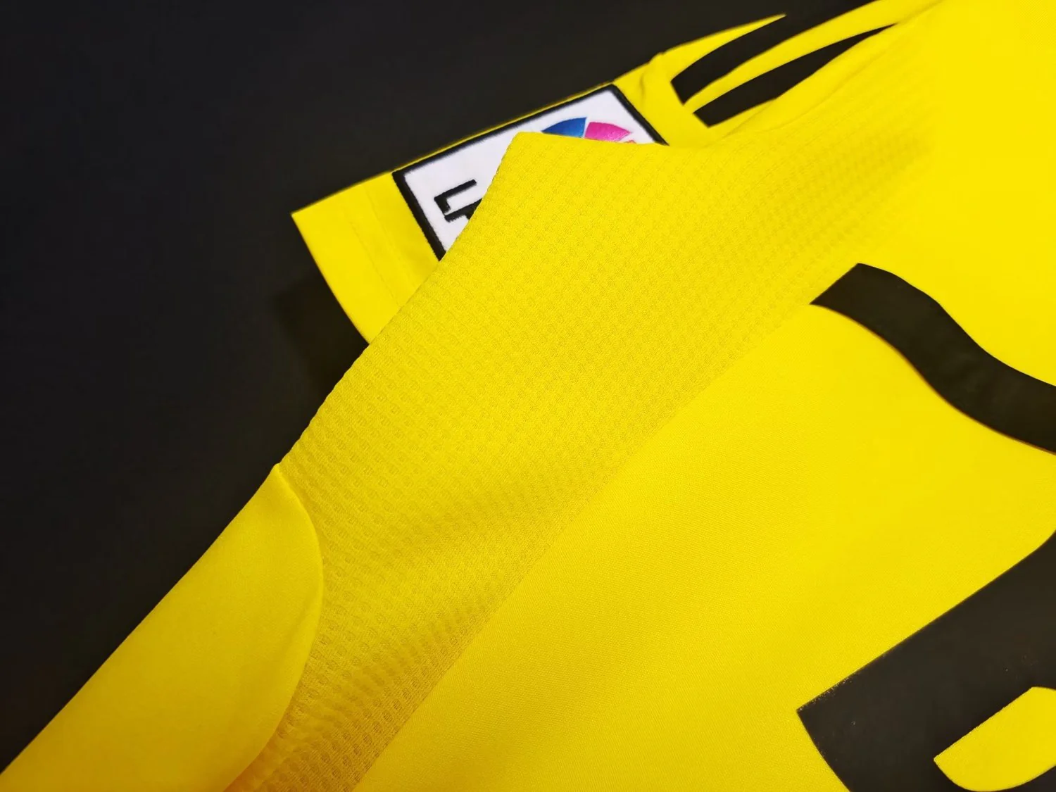 Real Madrid Retro Yellow Goalkeeper Jersey 2011/12 - Image 5
