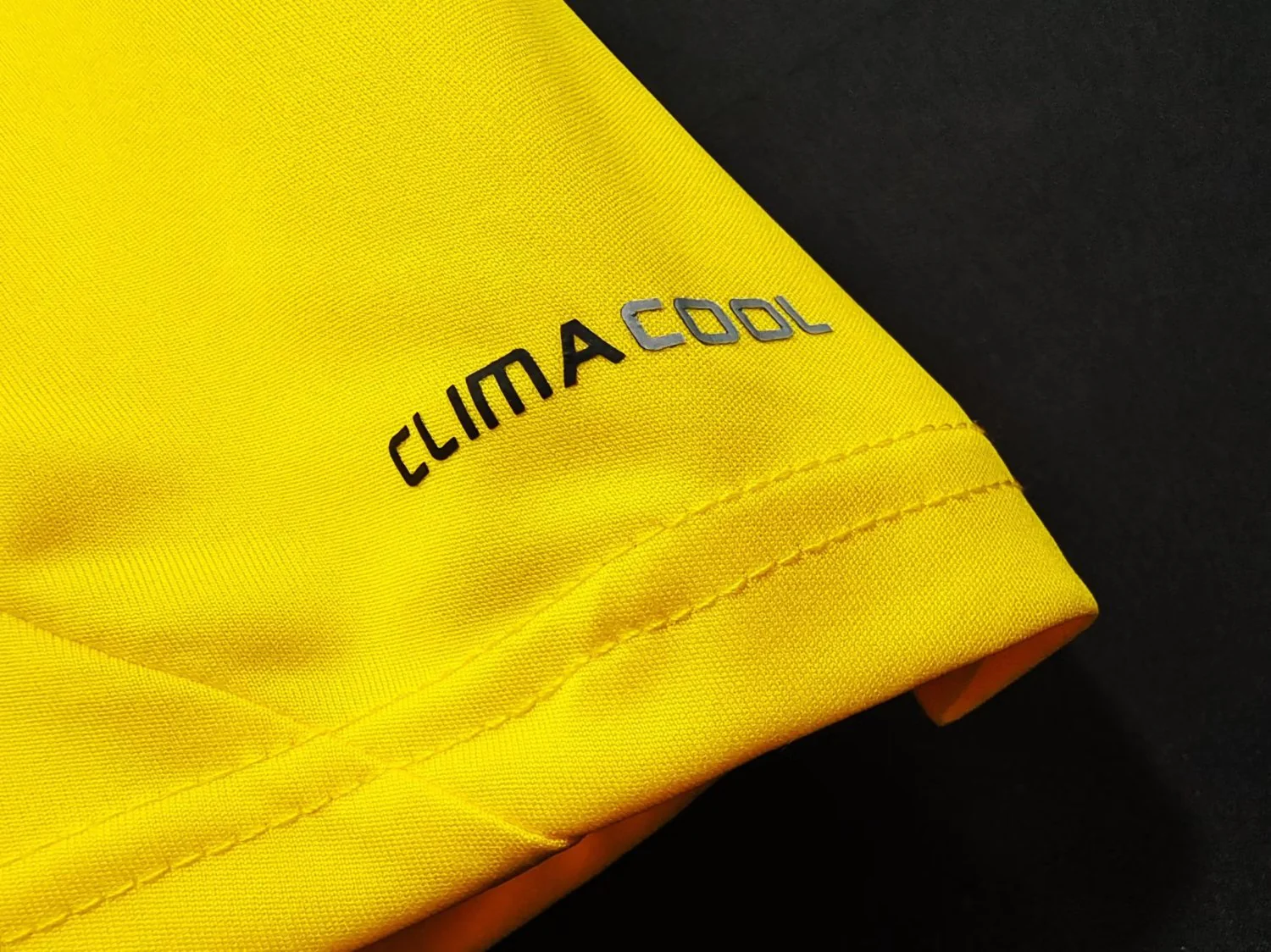 Real Madrid Retro Yellow Goalkeeper Jersey 2011/12 - Image 7