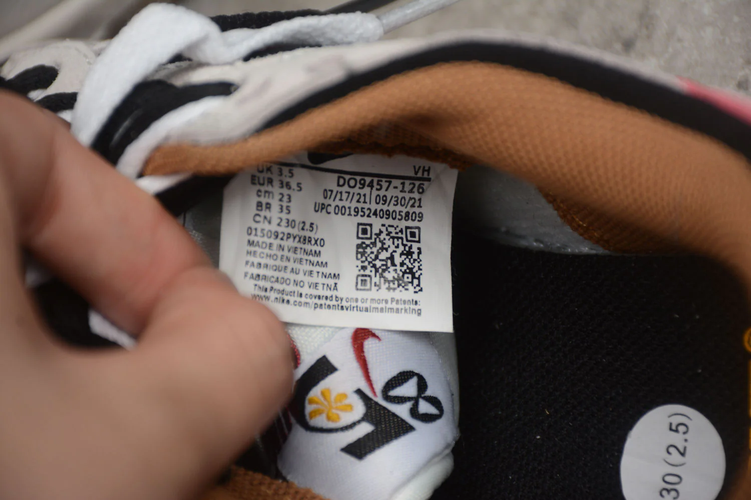 SB Dunk Low SE 85 DO9457-126 - Image 7