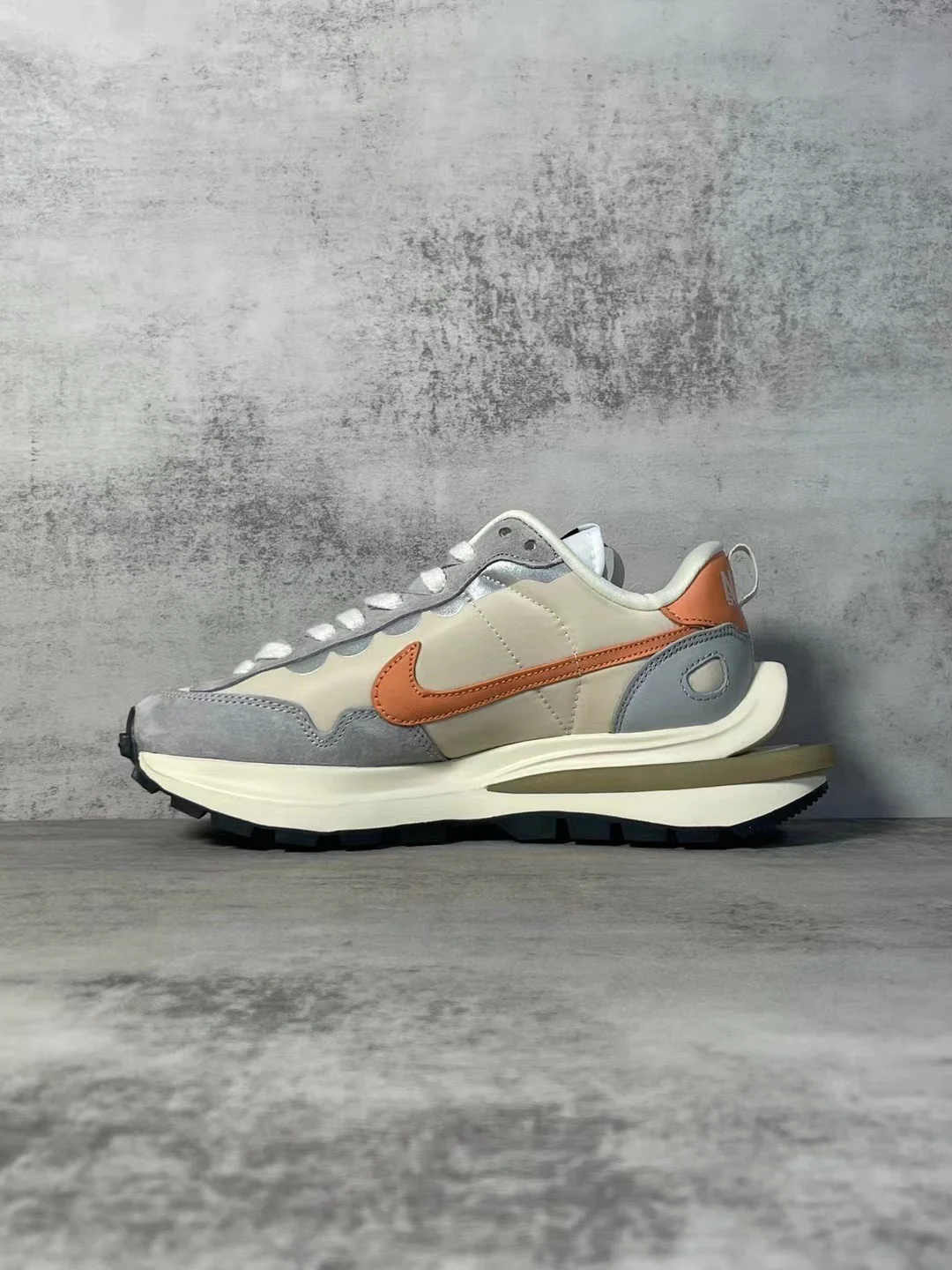VaporWaffle Sacai Gray Red - Image 3
