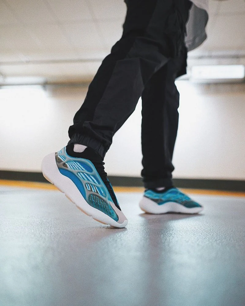 Yeezy Boost 700V3 Arzare G54850 - Image 12