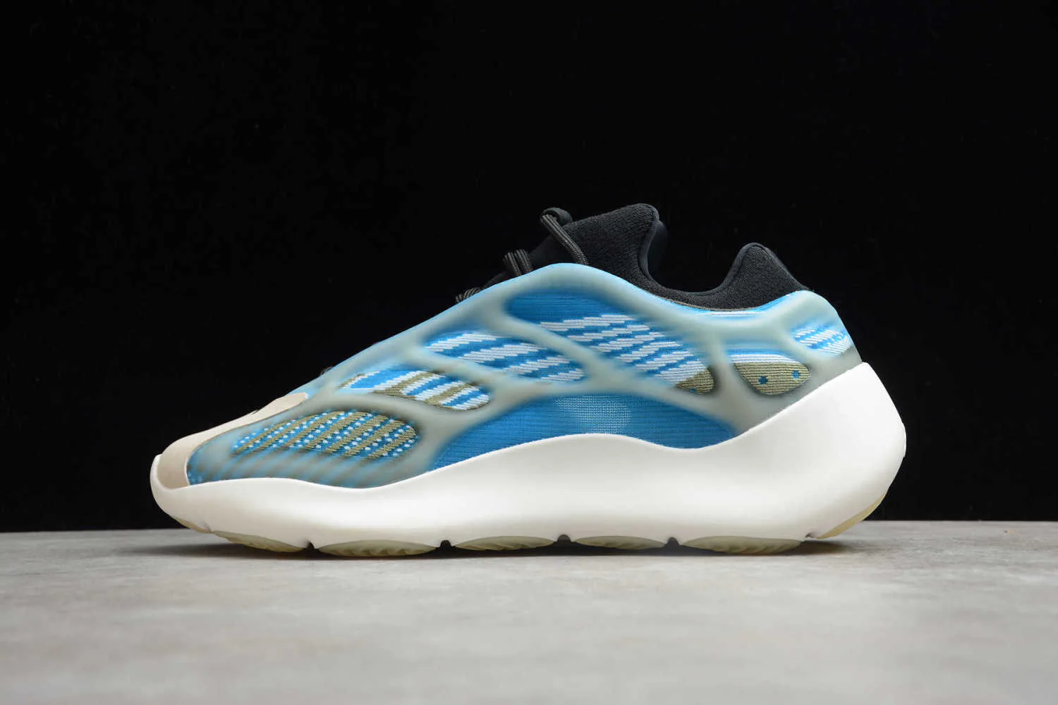 Yeezy Boost 700V3 Arzare G54850 - Image 27