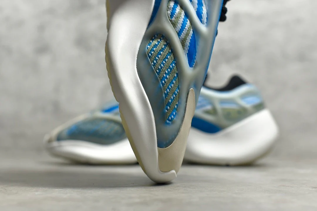 Yeezy Boost 700V3 Arzare G54850 - Image 8