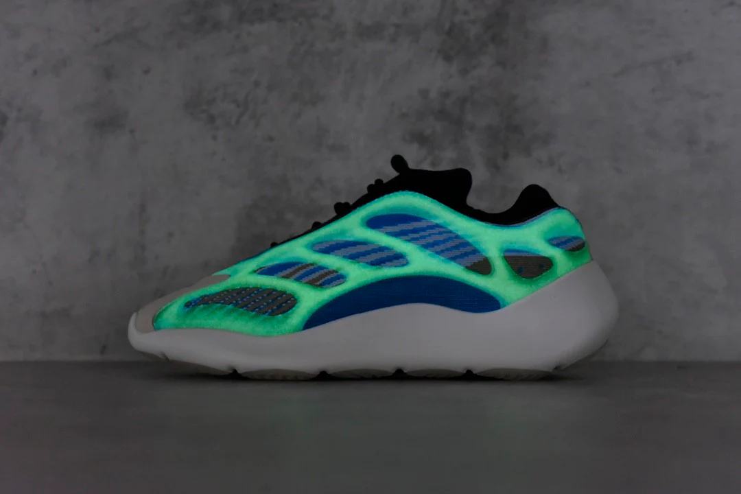Yeezy Boost 700V3 Arzare G54850 - Image 9