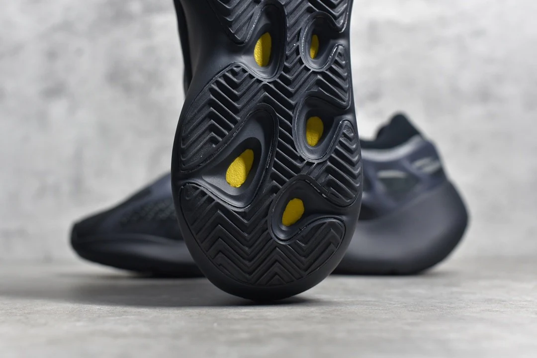 Yeezy Boost 700V3 Black H67799 - Image 7